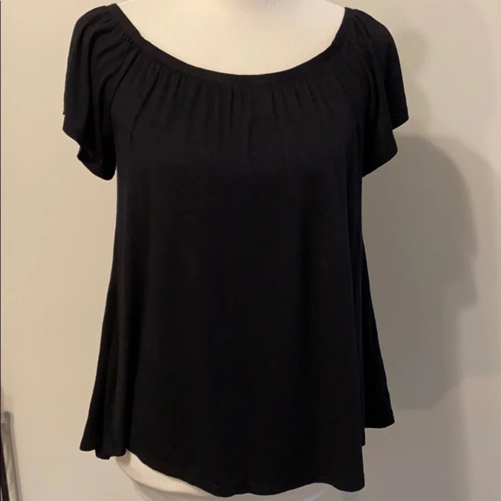 •Socialite• On/off shoulder black tee - so cute💕
